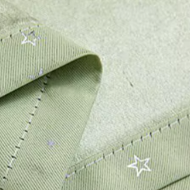 Cortina opaca infantil verde con estrellas