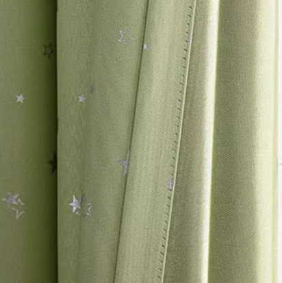 Cortina opaca infantil verde con estrellas