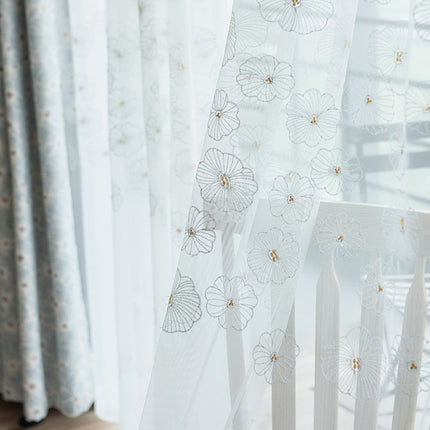 Visillo blanco con flores finas bordadas