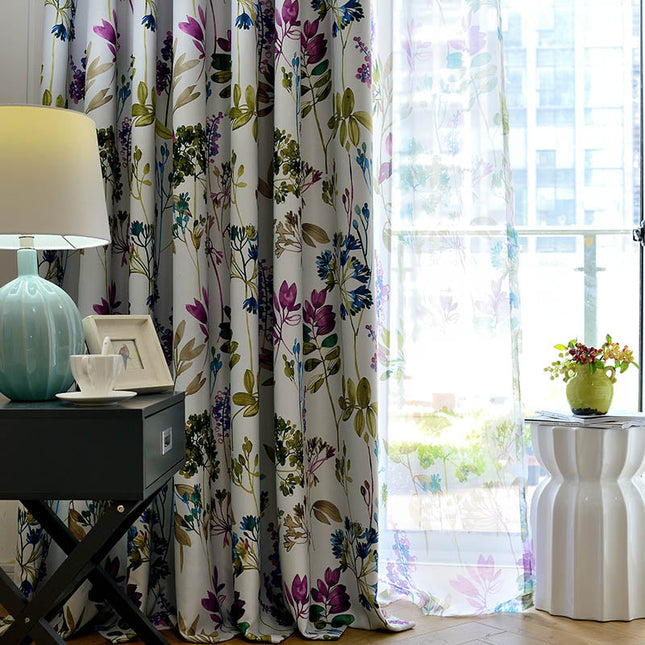 Visillo con estampado floral tipo acuarela.