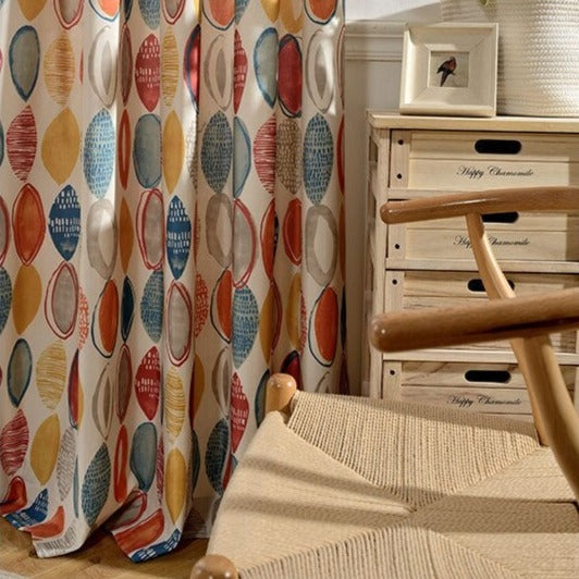 Cortina estampada con círculos de colores