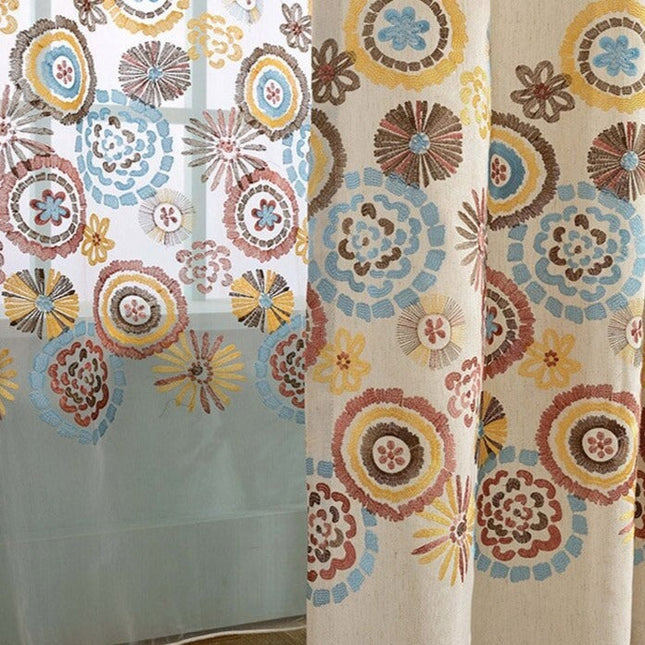 Visillo bordado con mandalas de colores