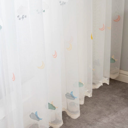 Visillo para habitación infantil con bordados