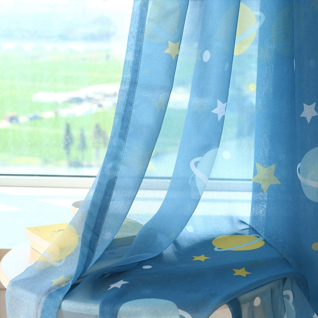 Visillo infantil con estrellas para dormitorio.