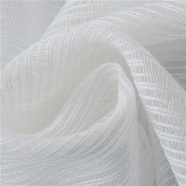 Visillo blanco con textura y ojales