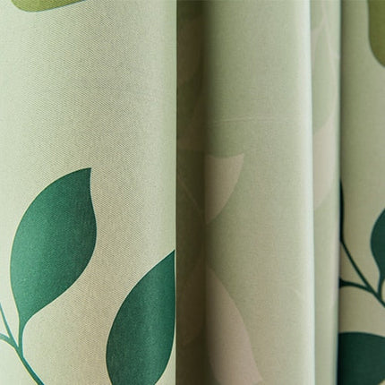Cortina estampada con hojas verdes