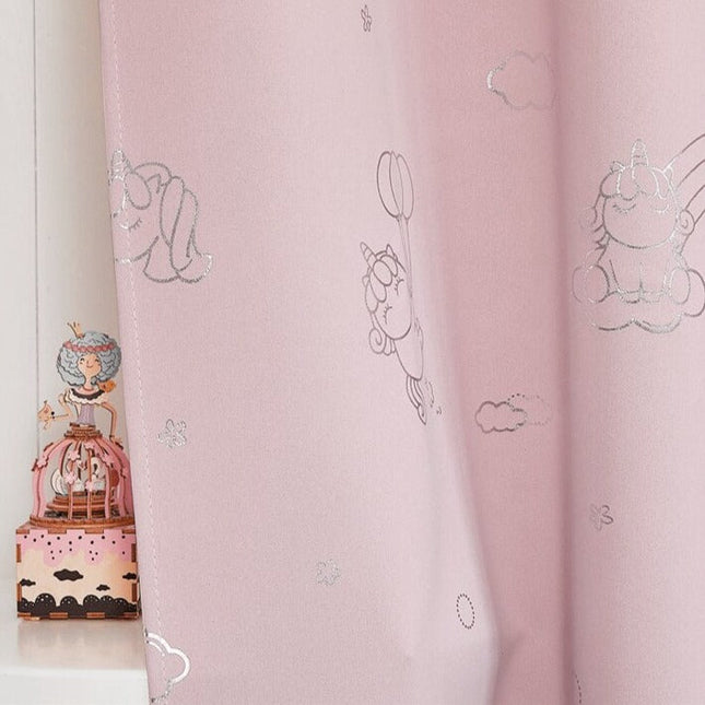 Cortina infantil rosa con unicornios plateados