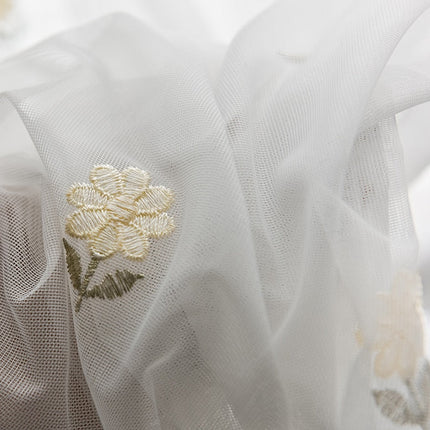 Visillo con pequeñas flores bordadas