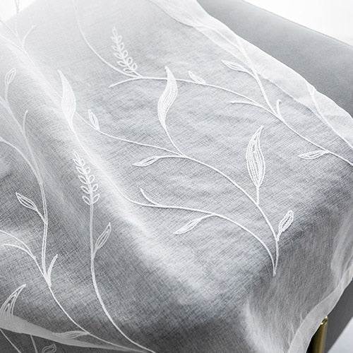 Visillo de lino con ramas bordadas