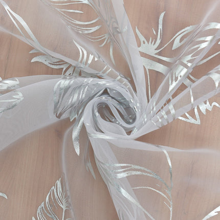 Visillo blanco con plumas doradas