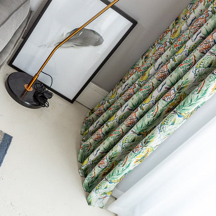 Cortina estampada con diseño tropical