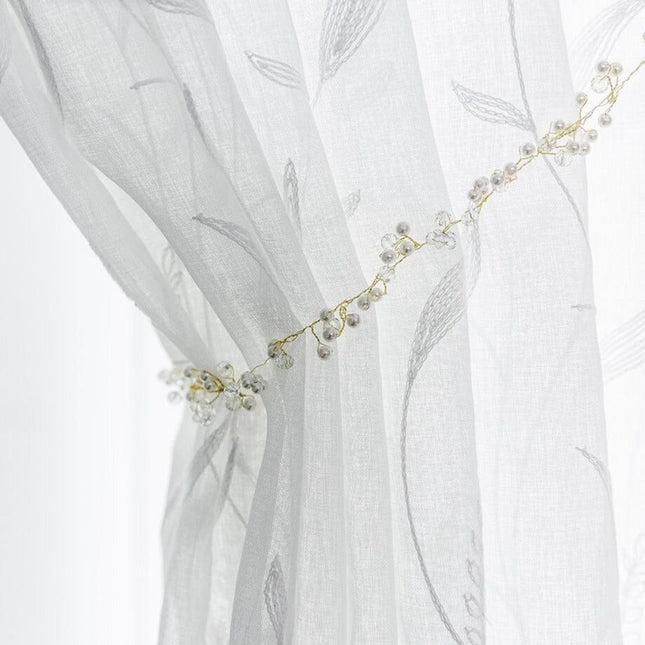 Visillo de lino con ramas bordadas