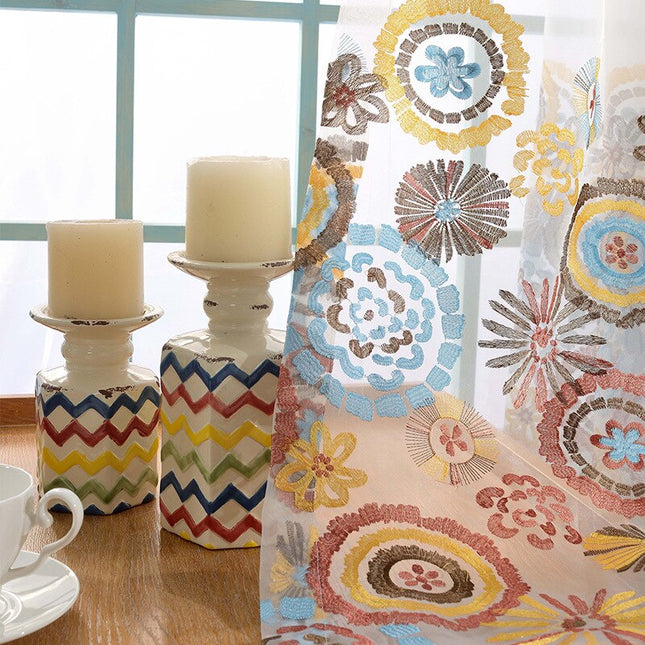 Visillo bordado con mandalas de colores