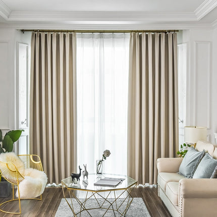 Cortina opaca beige para salón clásico