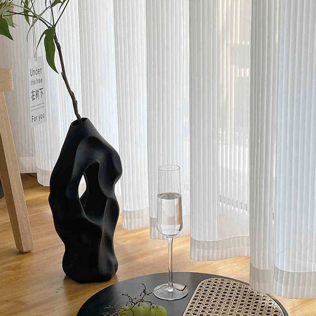 Visillo translúcido con pliegues verticales