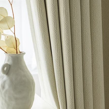 Cortina opaca beige con tejido texturizado