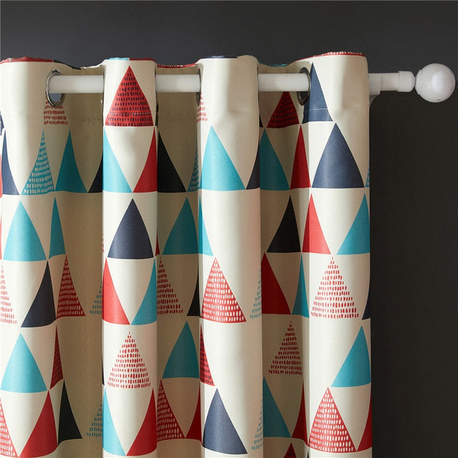 Cortina opaca infantil roja con triángulos