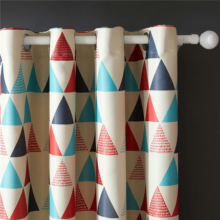 Cortina opaca infantil roja con triángulos