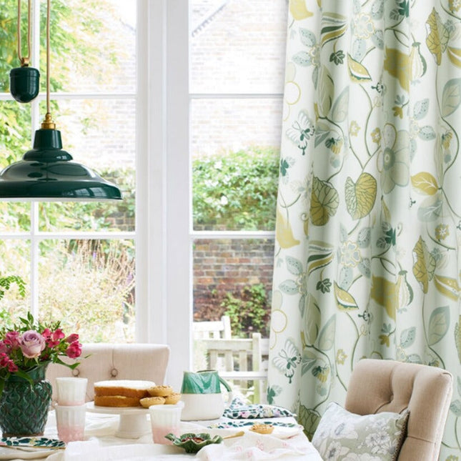 Cortina estampada con flores y mariposas