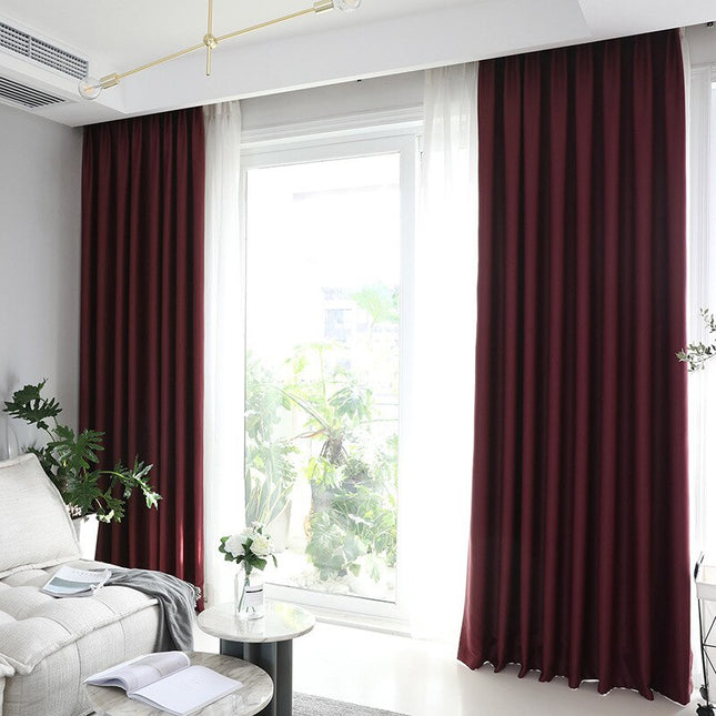 Cortina opaca de color vino tinto