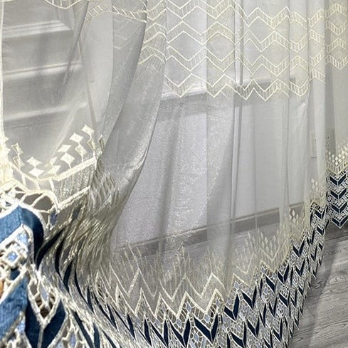 Visillo con cenefa geométrica bordada