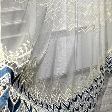 Visillo con cenefa geométrica bordada