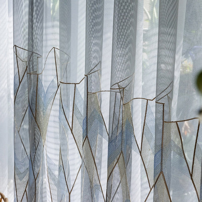 Visillo moderno con bordado geométrico