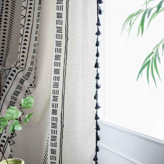 Visillo estilo bohemio con pompones negros