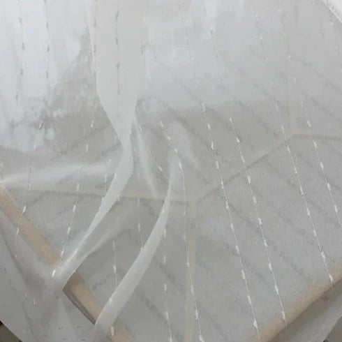 Visillo blanco con motivo de plumeti