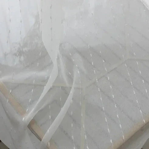 Visillo blanco con motivo de plumeti