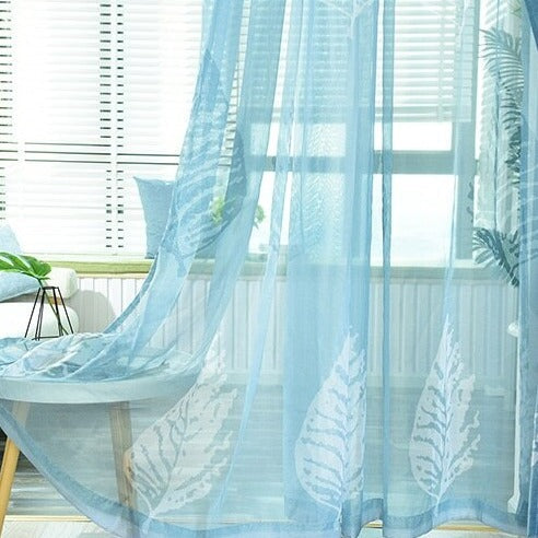 Visillo azul con estampado de hojas