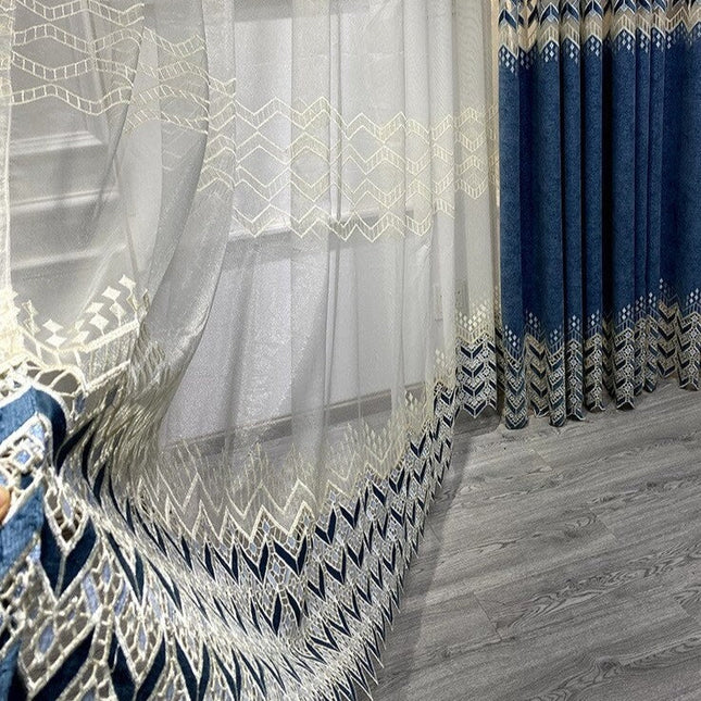 Visillo con cenefa geométrica bordada