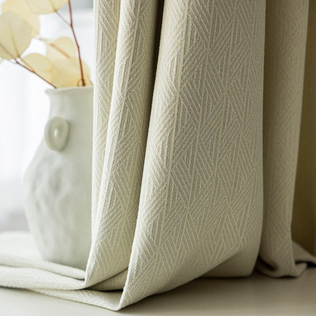 Cortina opaca beige con tejido texturizado
