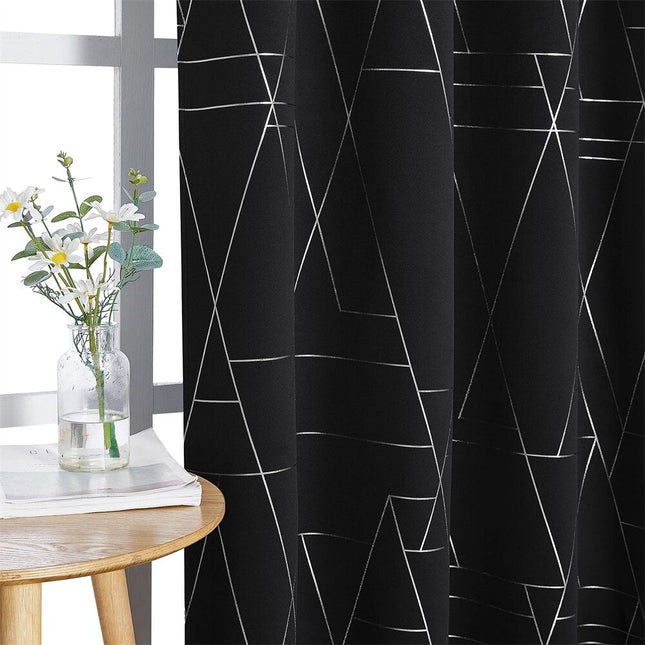 Cortina opaca negra con diseño geométrico