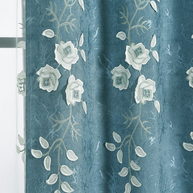 Cortina azul y blanca bordada floral
