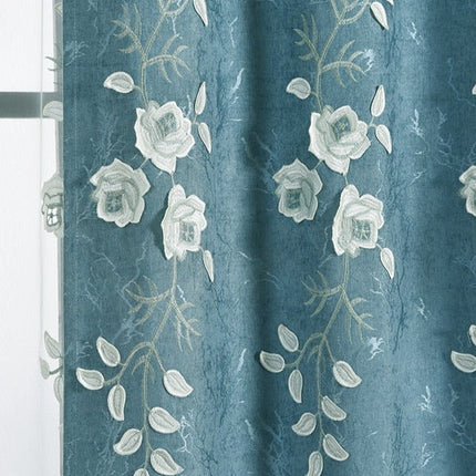 Cortina azul y blanca bordada floral