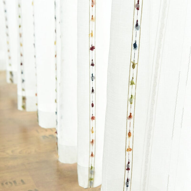 Visillo de lino con pompones