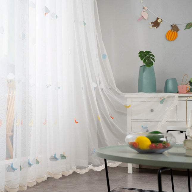 Visillo para habitación infantil con bordados