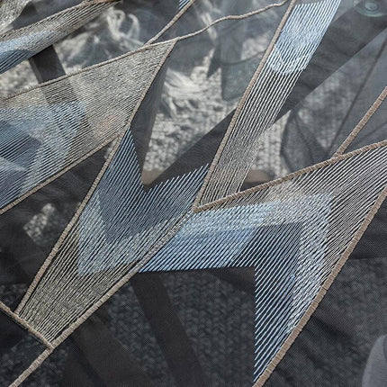 Visillo moderno con bordado geométrico