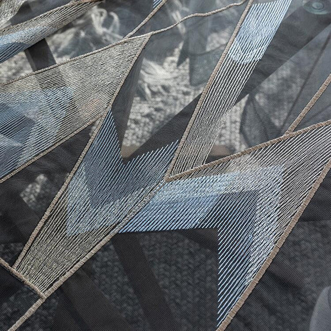 Visillo moderno con bordado geométrico