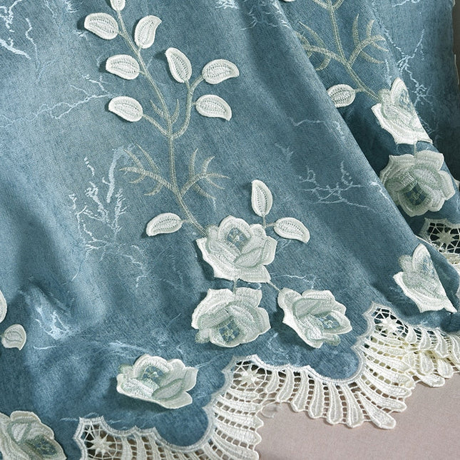 Cortina azul y blanca bordada floral