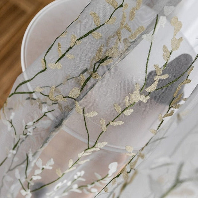 Visillo bordado con ramas de árbol