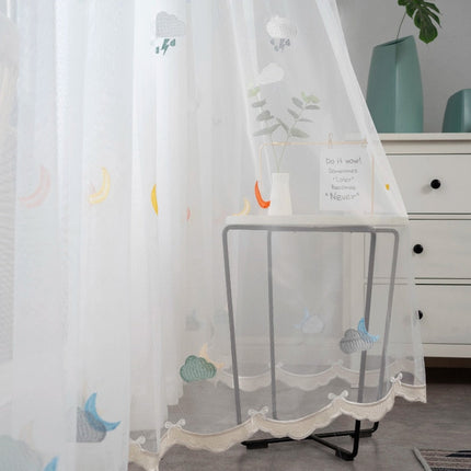 Visillo para habitación infantil con bordados