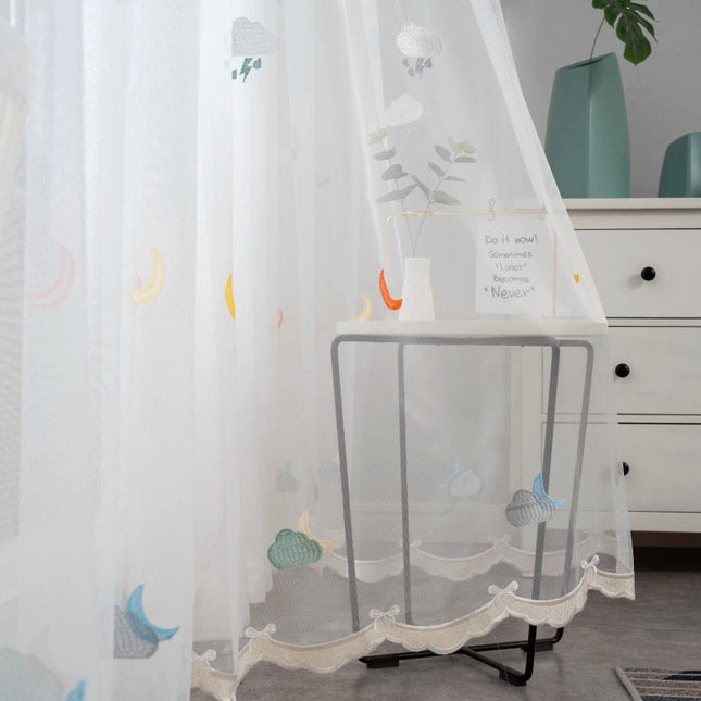 Visillo para habitación infantil con bordados