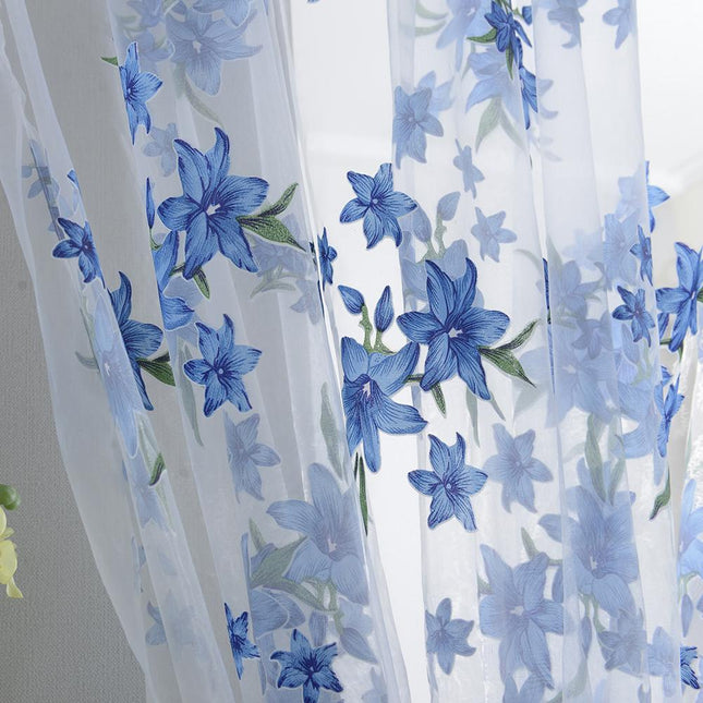 Visillo bordado con flores azules