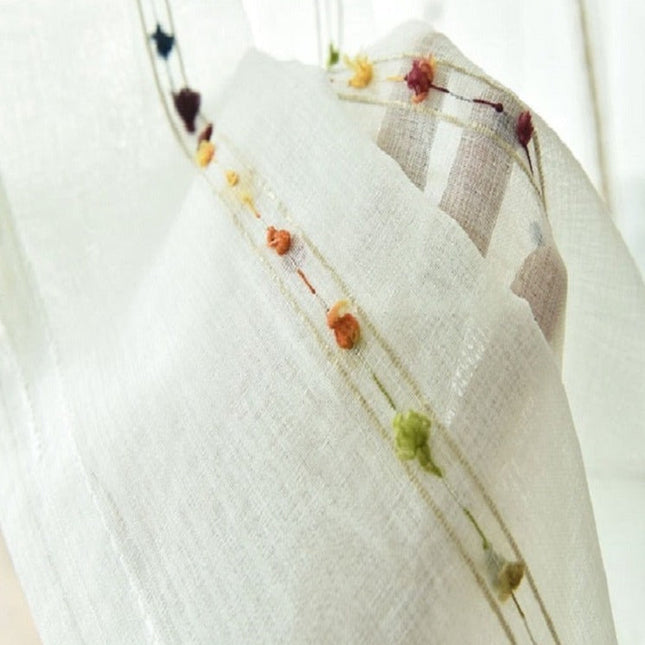 Visillo de lino con pompones