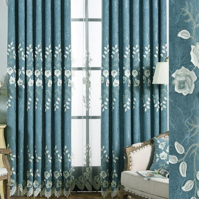 Cortina azul y blanca bordada floral