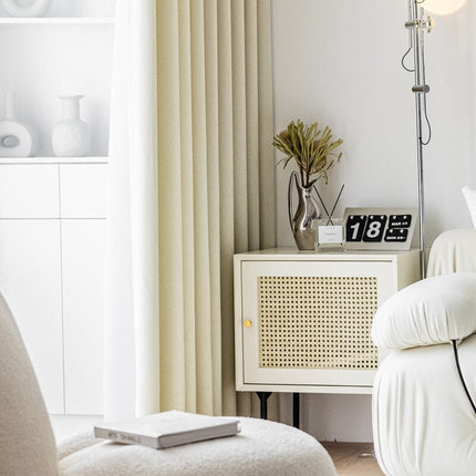 Cortina opaca beige con tejido texturizado