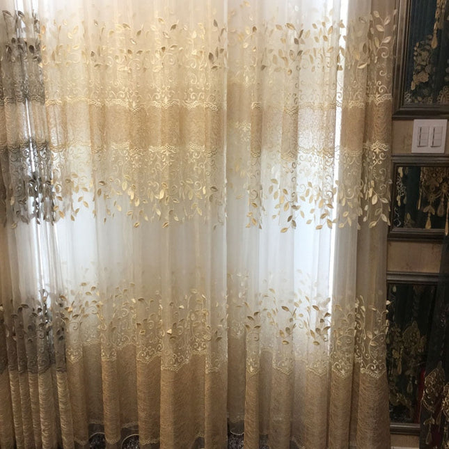 Visillo bordado con enredaderas doradas