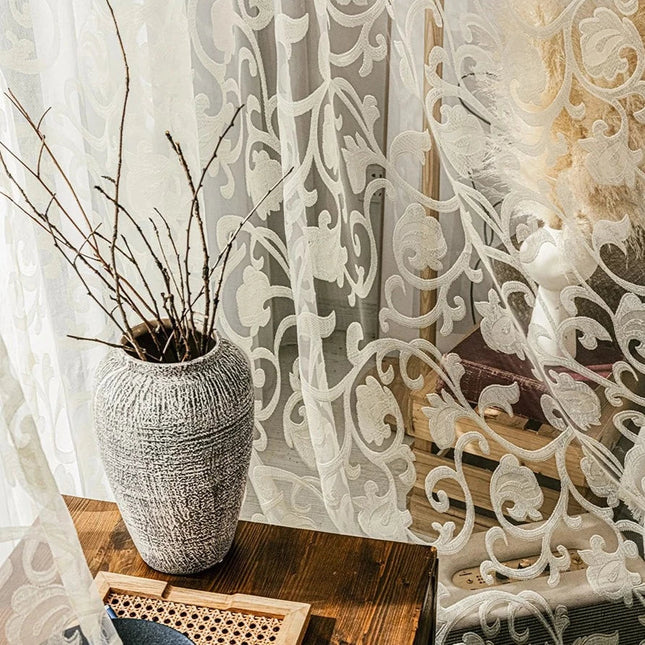 Visillo blanco con bordado damasco